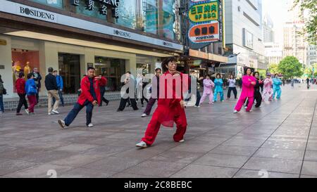 Shanghai, China - 17. April 2018: Senioren üben Tai Chi an der East Nanjing Road. Eine beliebte Aktivität den ganzen Tag. Stockfoto