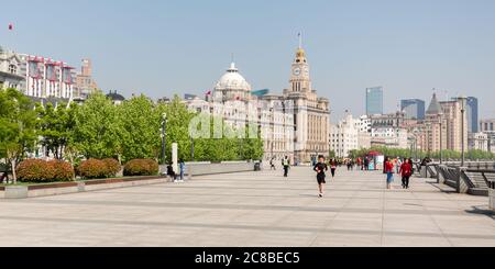 Shanghai, China - 18. April 2018: Blick entlang des Bundes. Im Hintergrund das Zollhaus und das HSBC-Gebäude. Stockfoto