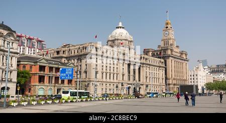 Shanghai, China - 18. April 2018: Panorama mit HSBC-Gebäude und Zollhaus. Historische Gebäude am Bund (Waitan). Stockfoto