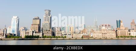 Shanghai, China - 19. April 2018: Panorama des Bundes (Waitan). Das Gebäude mit dem lotusförmigen Dach heißt Bund Center. Am Wasser beliebt Stockfoto