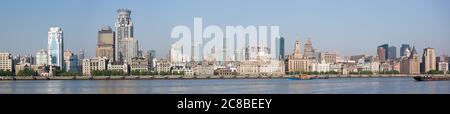 Shanghai, China - 19. April 2018: Großes Panorama des Bundes. Eines der Wahrzeichen von Shanghai mit mehreren historischen Gebäuden und einer langen Uferpromenade Stockfoto