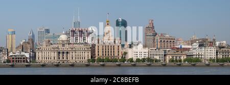 Shanghai, China - 19. April 2018: Panorama historischer Gebäude am Bund (Waitan). Mit HSBC-Gebäude und Zollhaus. Huanpu Fluss im for Stockfoto