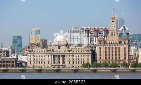 Shanghai, China - 19. April 2018: Vorderansicht des HSBC-Gebäudes und des Zollhauses im Bund (Waitan). Huangpu Fluss im Vordergrund. Stockfoto