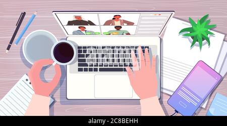 Geschäftsmann mit Laptop chatten mit Mischung Rennen Kollegen während Videoanruf Online-Konferenz Meeting Kommunikation Konzept Arbeitsplatz Schreibtisch oben Winkel Ansicht horizontale Vektor Illustration Stock Vektor