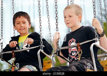 Freunde, die an einem sonnigen Tag in Calgary lachen und Spaß miteinander haben Stockfoto