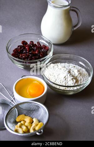 Zutaten für Pfannkuchen Cookies auf grauem Hintergrund zu machen. Platz für Text kopieren Stockfoto