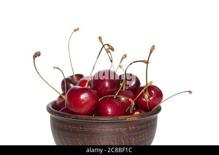 Kirschen mit Stielen. Kirsche in Schale isoliert auf weißem Hintergrund. Stockfoto