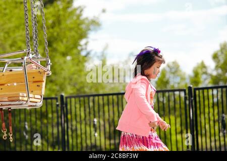 Kinder genießen die Fahrt auf einem Karussell an einem sonnigen Nachmittag im Heritage Park in Calgary, Alberta Stockfoto