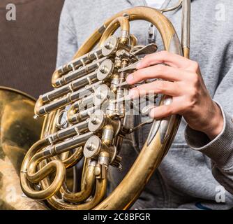 Detail einer Hand auf einem französischen Horn. Stockfoto