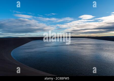 Erhöhter Stausee der Dlouhe Strane Hydro Powqer Anlage auf Dlouhe Strane Hill Gipfel in Jeseniky Berge in Tschechien am frühen Morgen mit Stockfoto