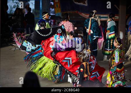 Nordamerikanische Aborigines tanzen traditionellen Trommeltanz. Stockfoto