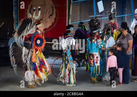 Nordamerikanische Aborigines tanzen traditionellen Trommeltanz. Stockfoto