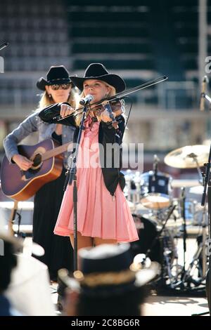 Quinn, Claire und die Zwillinge Faith und Paige bilden diese erfrischende, energiegeladene und dynamische Familiengruppe aus Chestermere, Alberta. Stockfoto