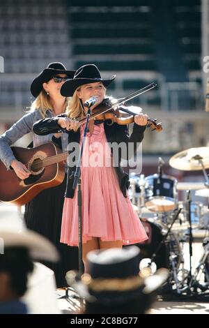 Quinn, Claire und die Zwillinge Faith und Paige bilden diese erfrischende, energiegeladene und dynamische Familiengruppe aus Chestermere, Alberta. Stockfoto