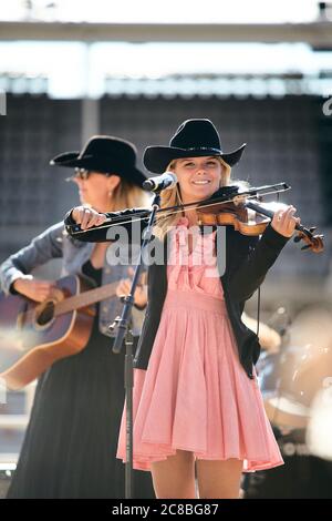 Quinn, Claire und die Zwillinge Faith und Paige bilden diese erfrischende, energiegeladene und dynamische Familiengruppe aus Chestermere, Alberta. Stockfoto