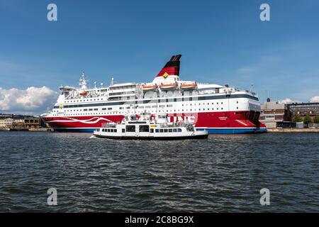 Suomenlinna Fähre Suokki vorbei an festfahrenden Kreuzfahrtschiff M/S Gabriella von Viking Line in Helsinki, Finnland Stockfoto