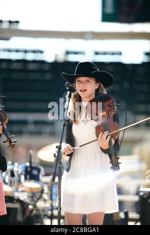 Quinn, Claire und die Zwillinge Faith und Paige bilden diese erfrischende, energiegeladene und dynamische Familiengruppe aus Chestermere, Alberta. Stockfoto