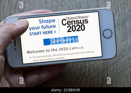 Unite States Census 2020 Online-Fragebogen-Seite auf der Website des Census Bureau ist auf einem Telefon gesehen. Stockfoto