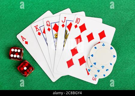 Karten mit Würfeln und Pokerchips auf Filz spielen Stockfoto