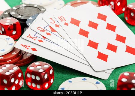 Karten mit Würfeln und Pokerchips auf Filz spielen Stockfoto