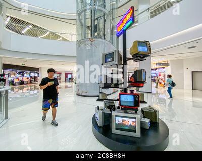 Zhengzhou, Zhengzhou, China. Juli 2020. HenanÃ¯Â¼Å'CHINA-am 13. Juli stellte ein Geschäftsmann in Zhengzhou, Provinz Henan, einen ''antiken Siebbaum'' auf. Etwa 20 alte Fernseher aus verschiedenen Epochen wurden auf dem Regal platziert, um Cartoons, Fernsehdramen und andere Filme auf einer Schleife zu spielen, was viele Bürger zum Ansehen anzog, und der "Retro und nostalgischer Stil" erschien.Diese alten Fernseher, sowohl in Farbe als auch in Schwarz-Weiß; Es gibt Röhrenfernseher, Transistor-Fernseher und integrierte Schaltung TV-Geräte. Aus der Sicht der Zeit, sind die letzten Jahrhunderts das beliebte Modell des Fernsehens. Diese Einstellung lautet Stockfoto