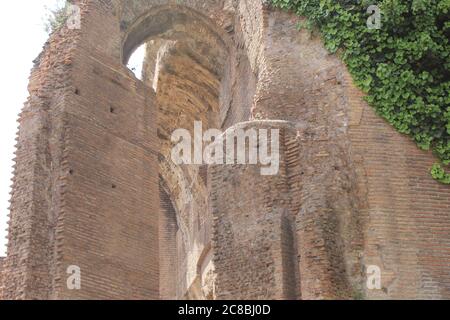 Die römischen Foren, ein Spaziergang im antiken Forum lässt uns durch die Zeit reisen und uns Julius Caesar neben uns vorstellen. Stockfoto