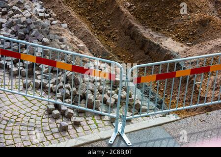 Pflasterstein wird entfernt, um einen neuen Abschnitt des Pflasters zu machen. Stockfoto