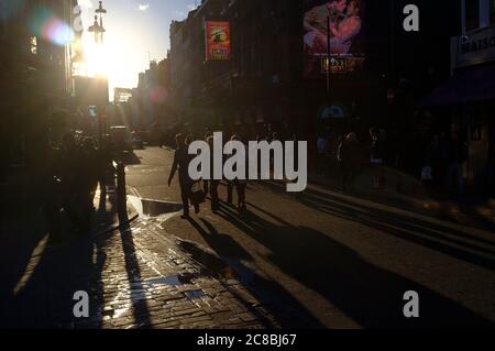 Spätnachmittags Sonnenlicht, Old Compton Street,, London, Großbritannien. Februar 2016, 18 Stockfoto