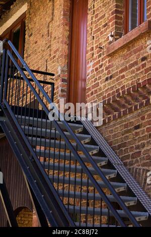 Treppe, die bis zum Eingang der Wohnung führt. Stockfoto