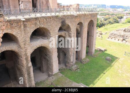 Die römischen Foren, ein Spaziergang im antiken Forum lässt uns durch die Zeit reisen und uns Julius Caesar neben uns vorstellen. Stockfoto