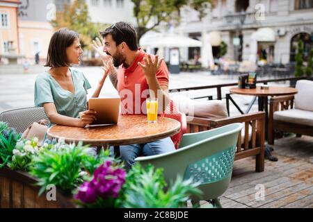 Junges Paar, das im Café streitet. Menschen, Betrug, Konflikt, Beziehungsprobleme Konzept. Stockfoto