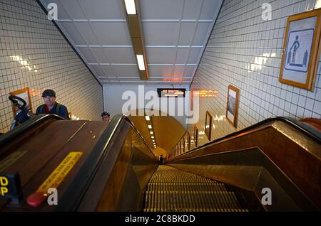 antwerpen, belgien - 2020.07.14: Menschen mit ihren Fahrrädern auf der Rolltreppe des rechten scheldtbänke Eingang des st anna Fußgängertunnels von 1933 bei sint- Stockfoto