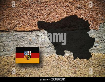 Karte und Flagge des Saarlandes, Bundesland, auf konkretem Hintergrund, 3D-Darstellung Stockfoto