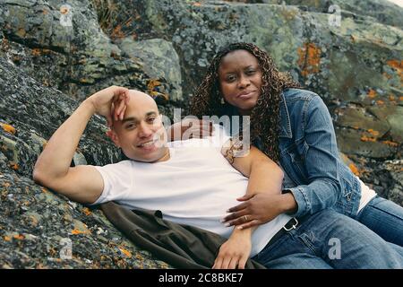 Ein romantischer Moment für diese beiden, Lachen und gemeinsam die felsige Küste genießen. Stockfoto