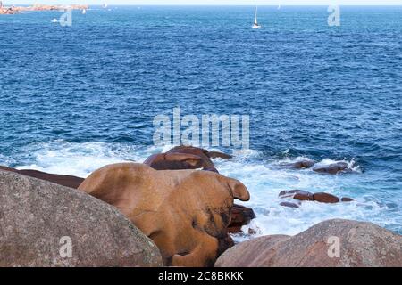 Bizarre Felsbrocken an der Cote de Granit Rose - Rosa Granite Küste - in der Bretagne, Frankreich Stockfoto