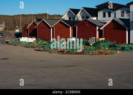 Fischnetze und Schleppnetze auf dem Boden. Stockfoto