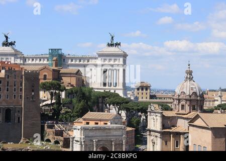 Die römischen Foren, ein Spaziergang im antiken Forum lässt uns durch die Zeit reisen und uns Julius Caesar neben uns vorstellen. Stockfoto