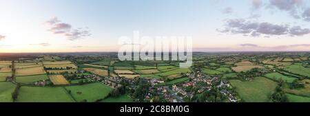 Luftbild des Dorfes Brinkworth ist das langgestrebte Dorf in England Stockfoto