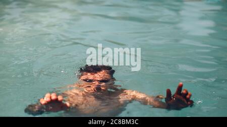 Der Mensch ertrinkt im Wasser. Sicherheitsschwimmkonzept. Stockfoto