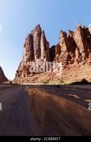 Wadi Disah, auch bekannt als Wadi Qaraqir, ist eine 15 Kilometer lange Schlucht, die durch den Jebel Qaraqir, ein Sandsteinmassiv, das etwa 80 Kilometer liegt, führt Stockfoto