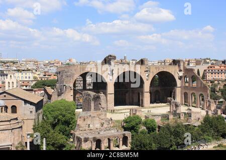 Die römischen Foren, ein Spaziergang im antiken Forum lässt uns durch die Zeit reisen und uns Julius Caesar neben uns vorstellen. Stockfoto