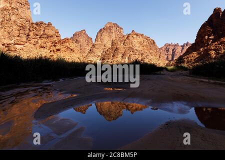 Wadi Disah, auch bekannt als Wadi Qaraqir, ist eine 15 Kilometer lange Schlucht, die durch den Jebel Qaraqir, ein Sandsteinmassiv, das etwa 80 Kilometer liegt, führt Stockfoto