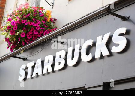 Starbucks Schild über einem Starbucks Café in Marlow, Großbritannien Stockfoto