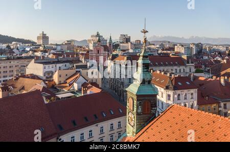 Panorama-Luftaufnahme der Dächer des mittelalterlichen Stadtzentrums, des Rathauses und der Kathedrale in Ljubljana, der Hauptstadt Sloweniens, bei Sonnenuntergang Stockfoto