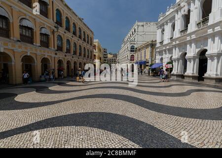 Macao, China - 27. Mai 2017: Blick auf den Senado Platz. Berühmt für seinen gewellten, gestreiften Pflaster. Links & rechts neoklassizistische Gebäude. Teil der UN Stockfoto