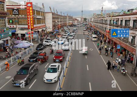 Lhasa, Tibet / China - 29. Jul 2017: Blick auf die geschäftige Hauptstraße von Lhasa (Hauptstadt Tibets). Auf der linken Spur ein Stau. Links und rechts s Stockfoto
