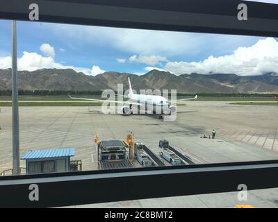 Lhasa, Tibet / China - 29. Jul 2017: Blick auf Air China Flugzeug am Flughafen Lhasa-Gongar. Der Flughafen liegt rund 45 Kilometer südlich der tibetischen Kapit Stockfoto