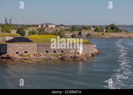 Helsinki, Uusimaa, Finnland, 20. Juli 2020, Silja Line Fähre im Hafen, Blick vom Meer, Sommer, sonniger Tag. Hochwertige Fotos Stockfoto