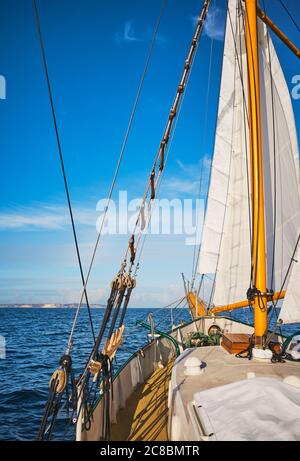 Alte Schoner an der Küste der Rügen Insel, Deutschland. Stockfoto