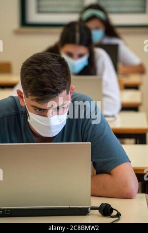Schüler mit Gesichtsmasken während der neuartigen Coronavirus COVID-19 Pandemie Stockfoto